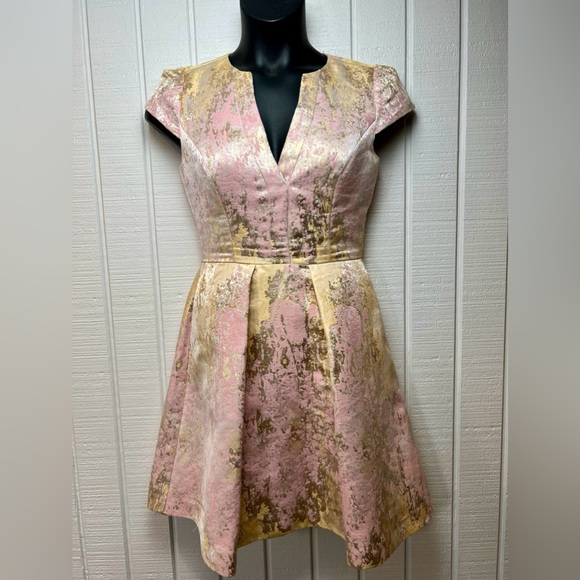 Vince Camuto Women's Jacquard Cap Sleeve Fit and Flare Pink and Gold Size 6 - Picture 4 of 15